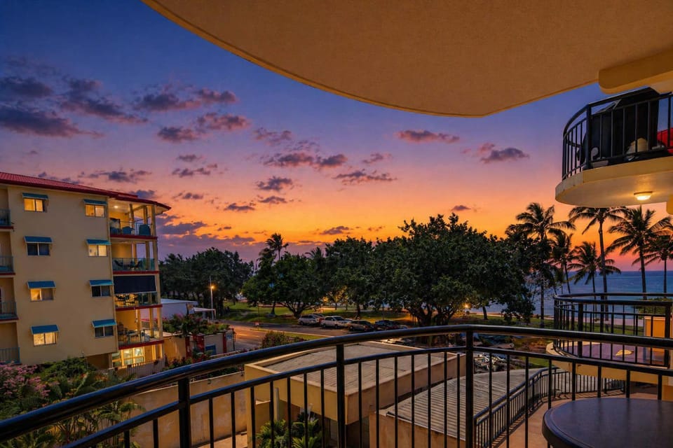 Property building, Natural landscape, View (from property/room), Balcony/Terrace, Sea view, Sunrise, Sunset