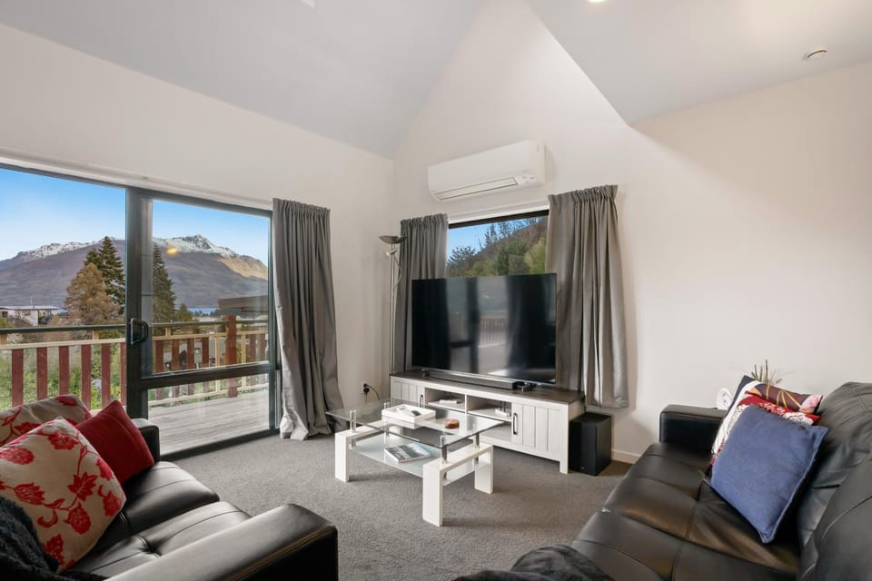 Natural landscape, TV and multimedia, View (from property/room), Balcony/Terrace, Living room, Seating area, Evening entertainment, Mountain view