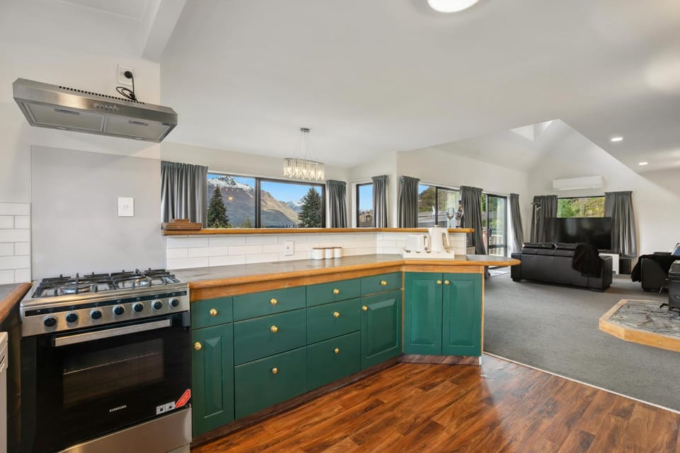 Kitchen or kitchenette, Living room, stove