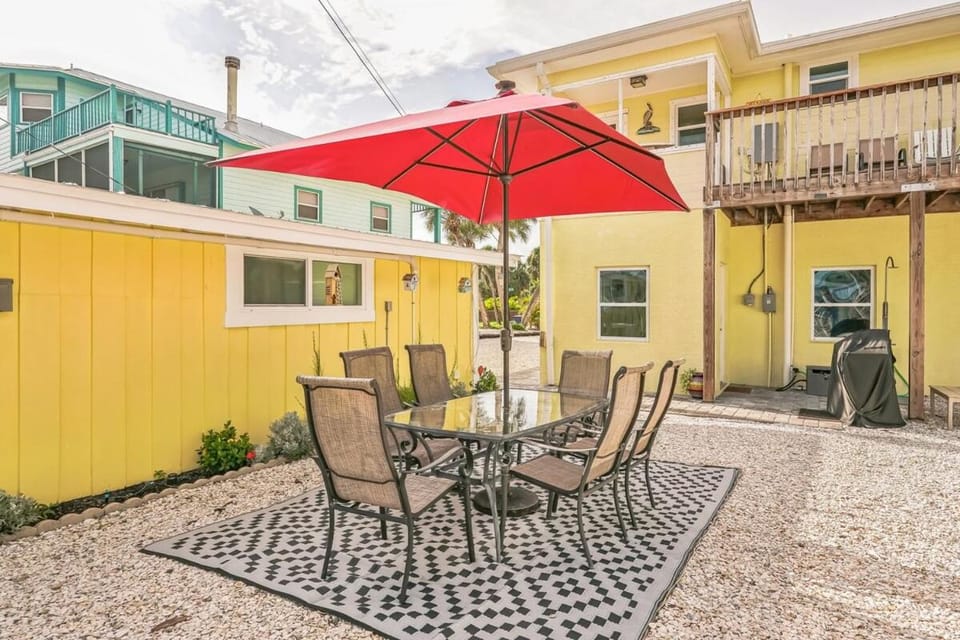Escape in Paradise - Walk to Siesta Key Beach! Apartment in Siesta Key