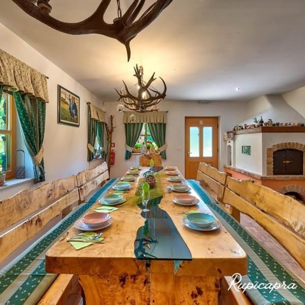 Kitchen or kitchenette, Seating area, Dining area