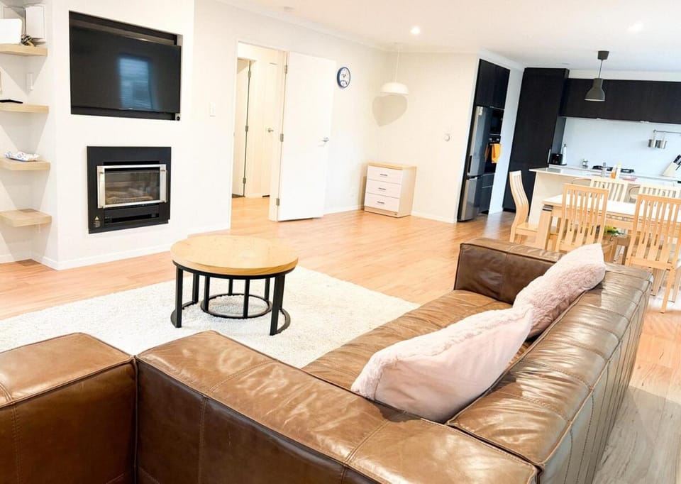 TV and multimedia, Kitchen or kitchenette, Living room, Seating area, Dining area