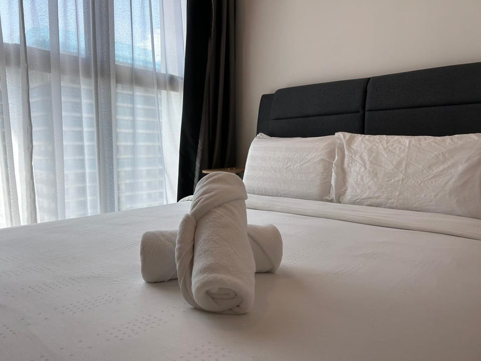 Bed, Bedroom, towels