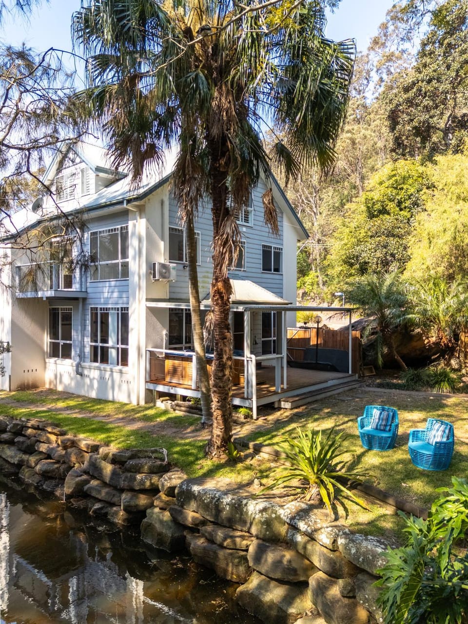 Property building, Day, Neighbourhood, Natural landscape, Garden, Garden view