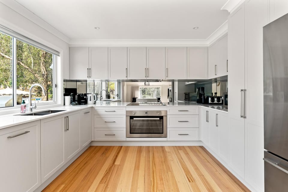 Coffee/tea facilities, Kitchen or kitchenette, dishwasher, microwave, oven, stove, toaster