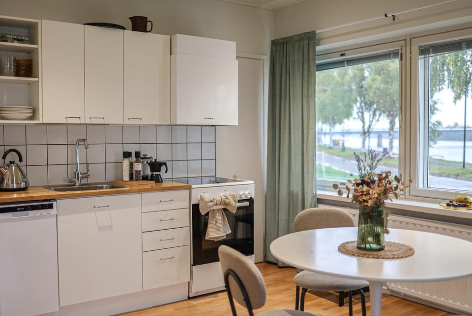 Coffee/tea facilities, Kitchen or kitchenette, Dining area, dishwasher, microwave, oven, stove