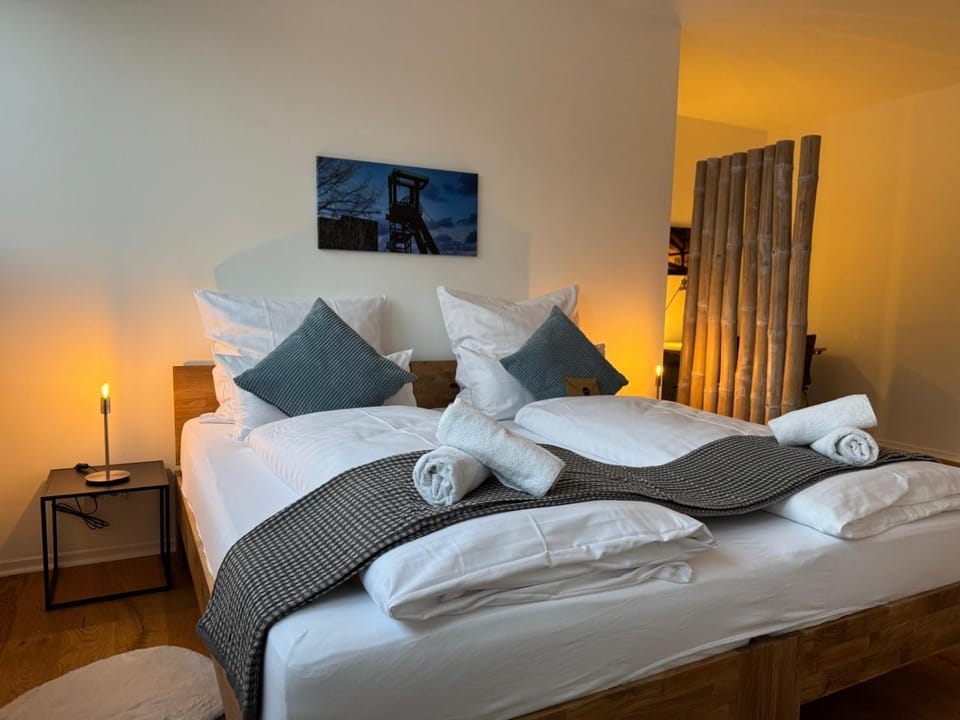 Bed, Photo of the whole room, Bedroom, towels