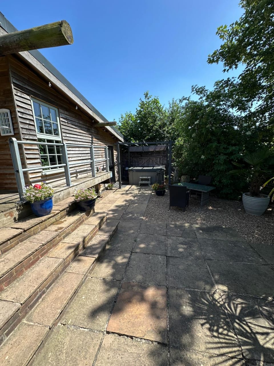 Escape to the Country, Lodge, Retreat, Cabin over small river, private hot tub & log burner, WiFi, 65 inch smart TV relax read at Weston Newark, Nottinghamshire Cabin in Bassetlaw District