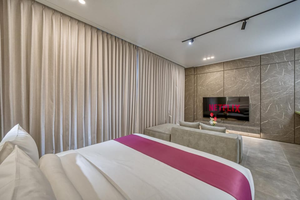 Bed, TV and multimedia, Photo of the whole room, Bedroom