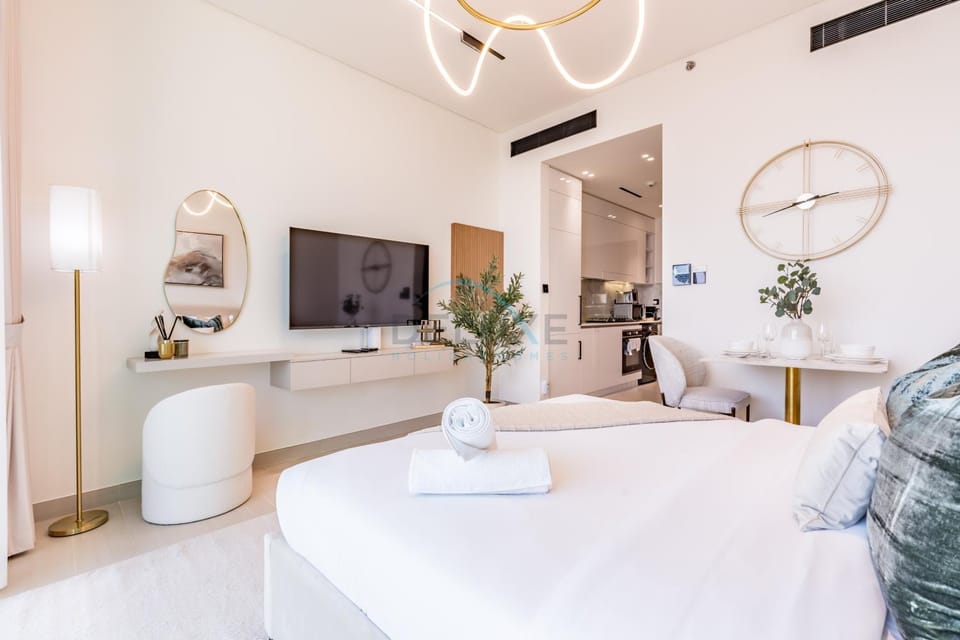 Bed, TV and multimedia, Dining area, Bedroom