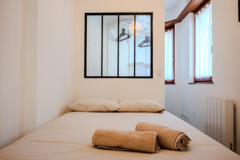 Bed, Photo of the whole room, Bedroom, towels