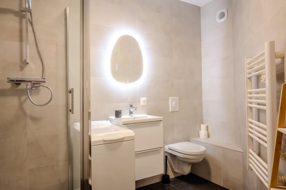 Shower, Toilet, Bathroom, towels