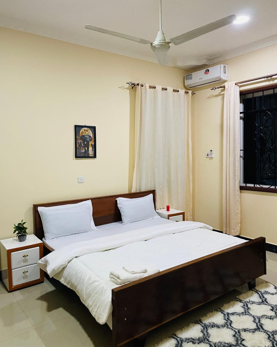 Bed, Photo of the whole room, Bedroom, air conditioner