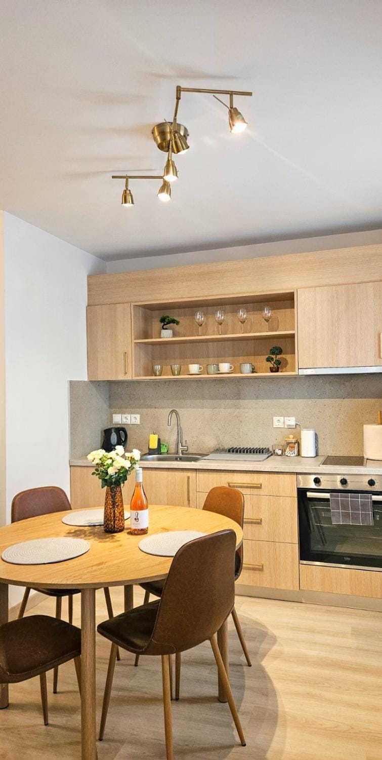 Coffee/tea facilities, Kitchen or kitchenette, Dining area, stove