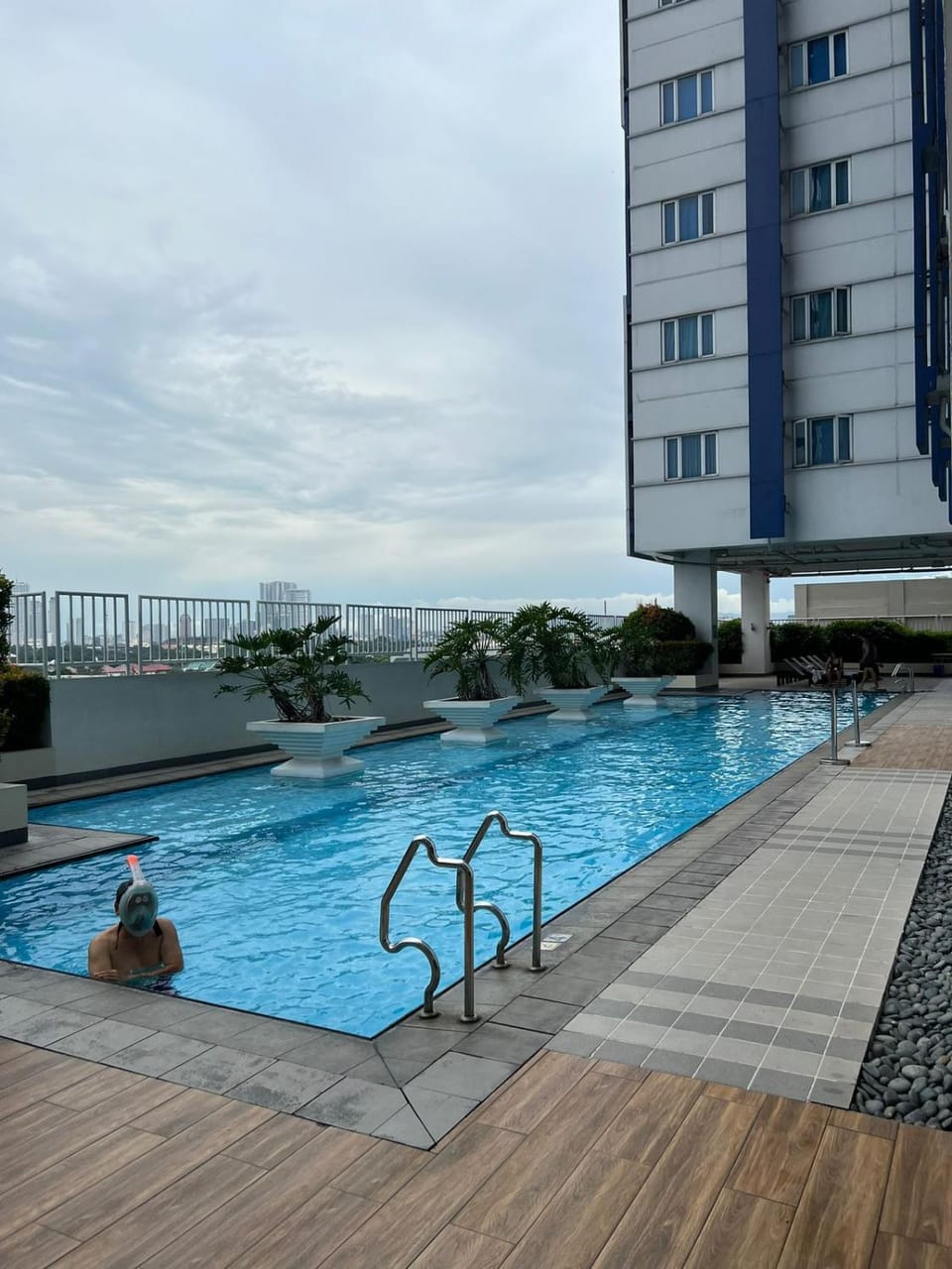 Property building, Day, Pool view, Swimming pool, sunbed