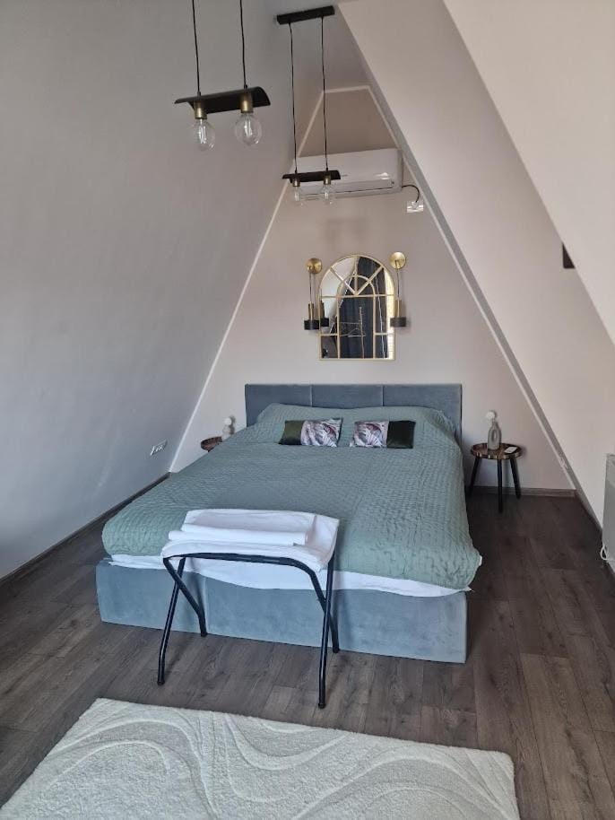 Bed, Photo of the whole room, Seating area, Bedroom