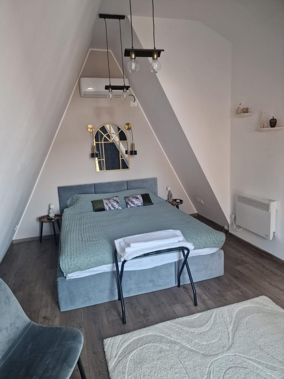 Bed, Photo of the whole room, Seating area, Bedroom