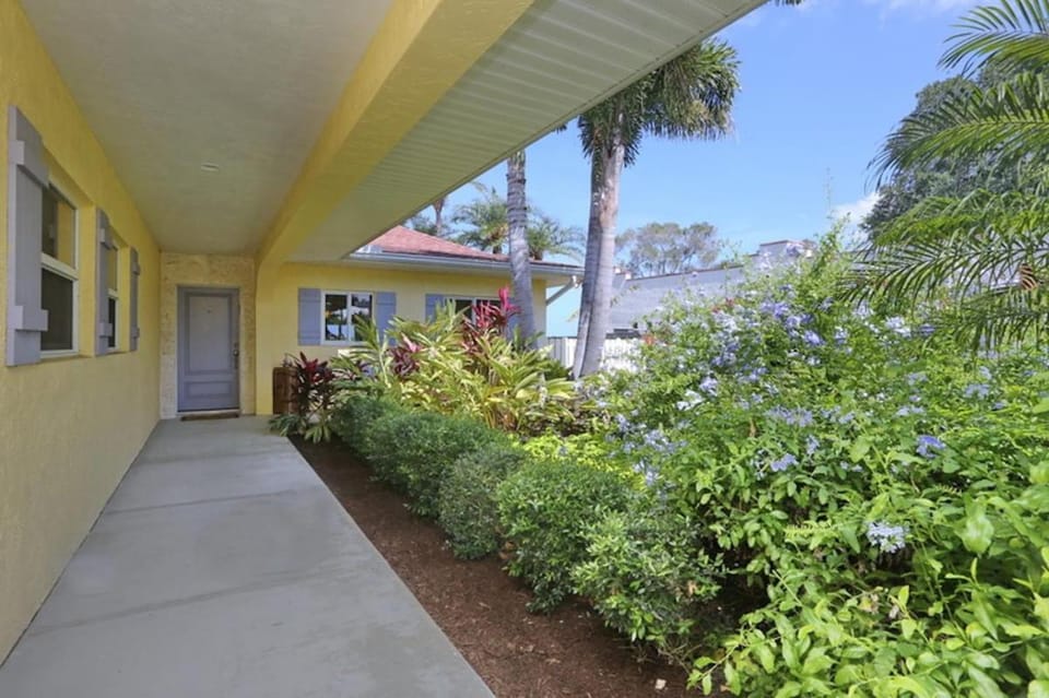 8730 Dunmore Dr House in Vamo
