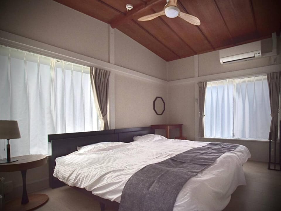 Bed, Photo of the whole room, Bedroom, air conditioner