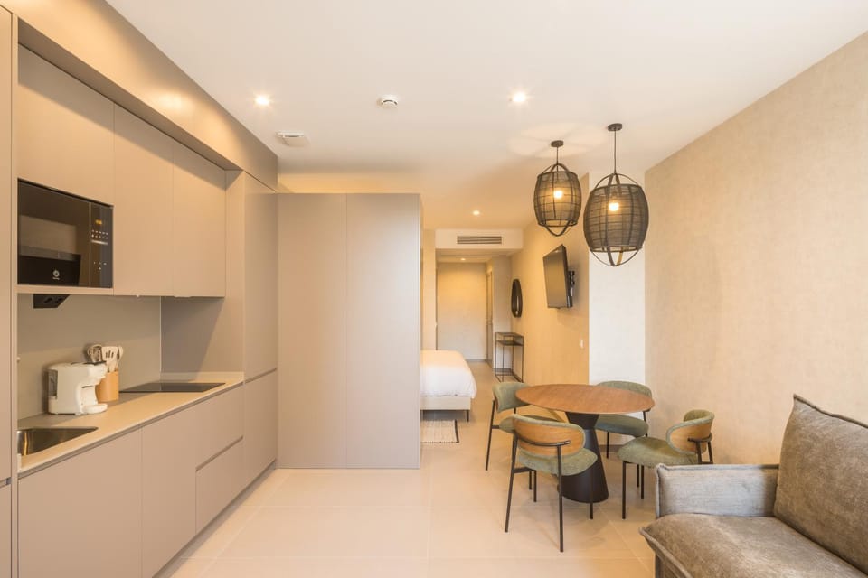 TV and multimedia, Kitchen or kitchenette, Photo of the whole room, Dining area
