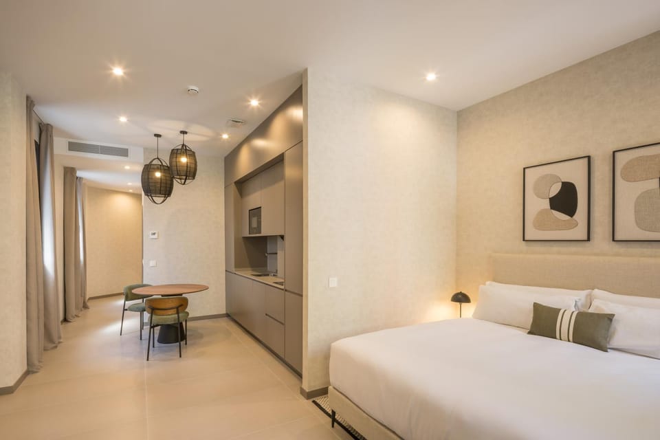 Bed, Kitchen or kitchenette, Photo of the whole room, Dining area