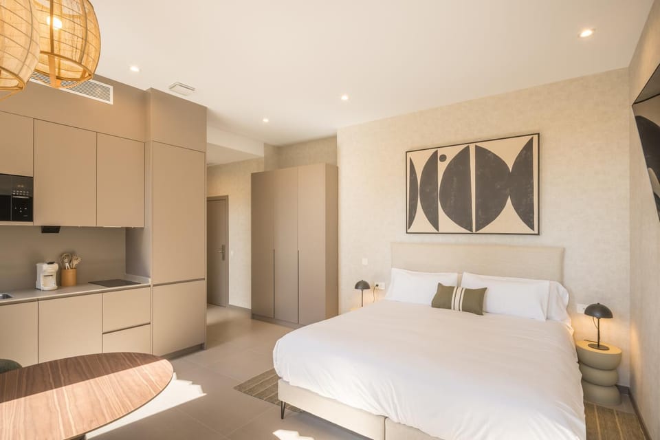 Bed, Kitchen or kitchenette, Photo of the whole room, Dining area