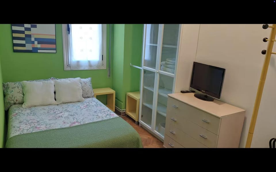 Bed, TV and multimedia, Photo of the whole room, Bedroom, wardrobe