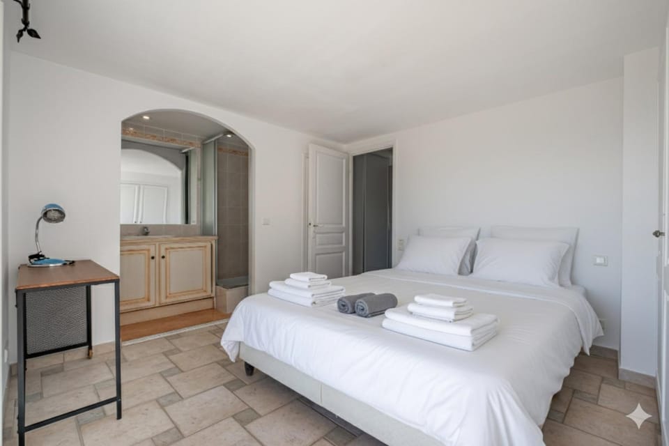 Apartment with pool near the golf course Apartment in Sainte-Maxime