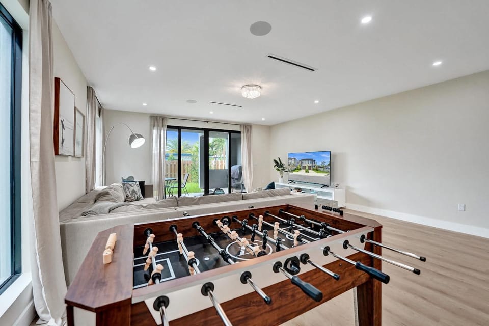 Upscale 4 BDRM Retreat - Mins to Las Olas & Beach House in Fort Lauderdale