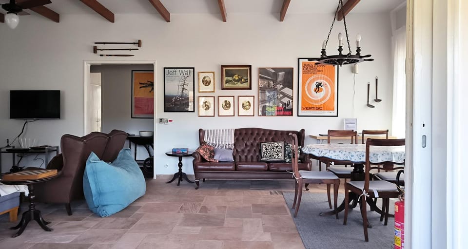 TV and multimedia, Living room, Seating area, Dining area