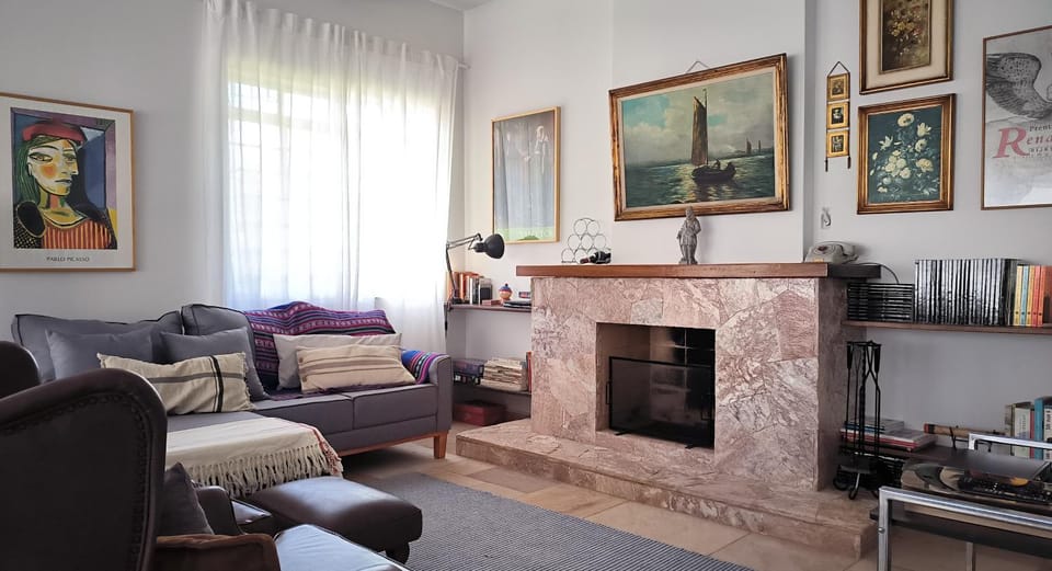 Communal lounge/ TV room, Living room, Seating area, fireplace