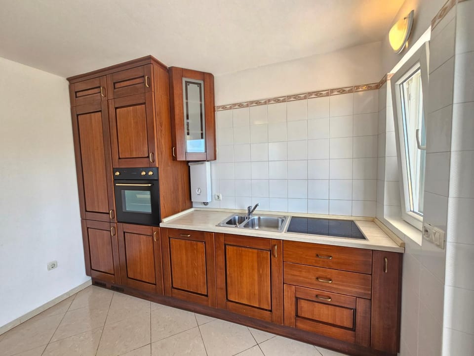 Kitchen or kitchenette, oven, stove