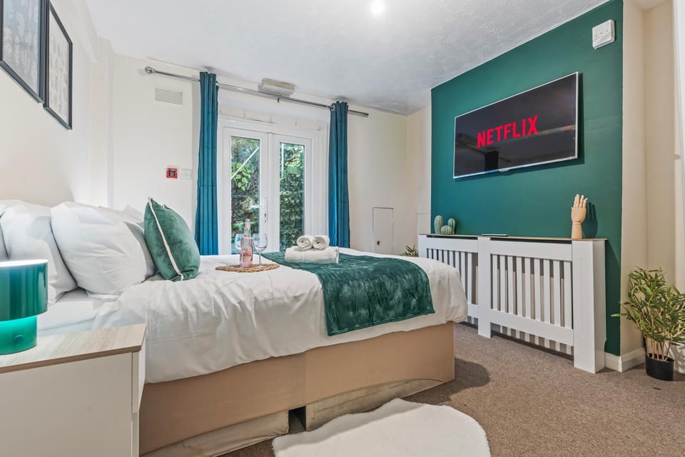 Bed, TV and multimedia, Photo of the whole room, Bedroom, internet, towels