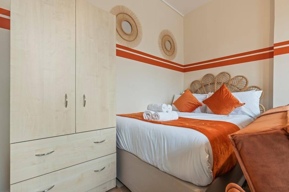 Bed, Bedroom, towels, wardrobe