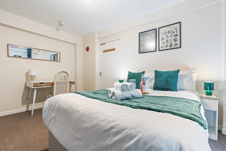 Bed, Bedroom, towels