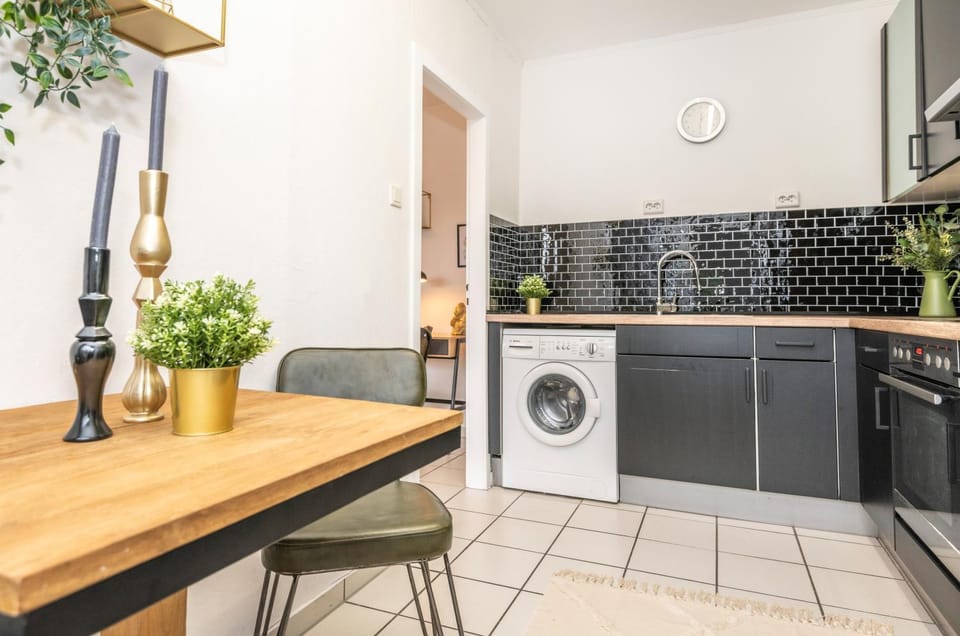 Coffee/tea facilities, Kitchen or kitchenette, Dining area, dishwasher, microwave, oven, stove, toaster, washing machine