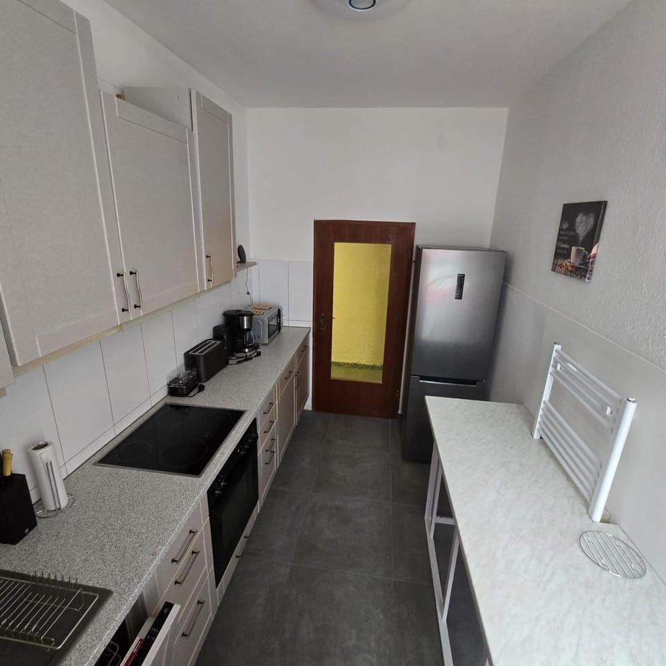 Coffee/tea facilities, Kitchen or kitchenette, Dining area, oven, stove