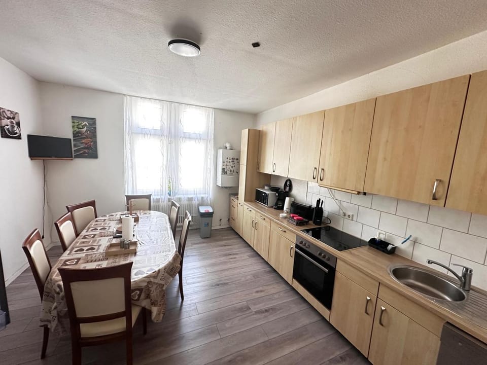 Kitchen or kitchenette, Seating area, dishwasher, oven, stove, toaster
