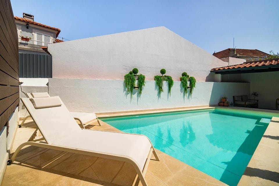 Patio, Swimming pool, sunbed