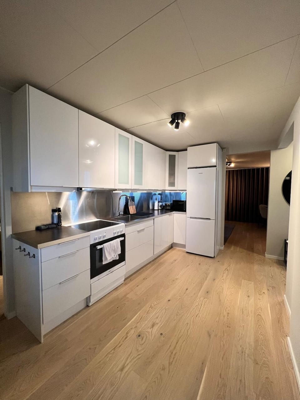 Kitchen or kitchenette, dishwasher, stove