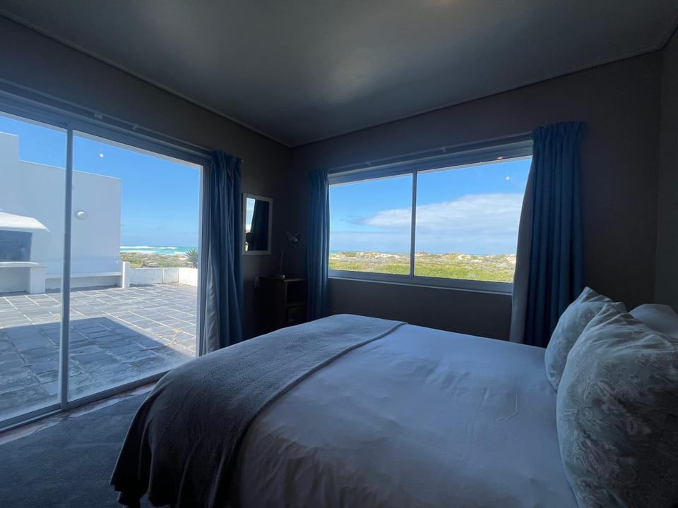 Bed, Natural landscape, Photo of the whole room, Bedroom