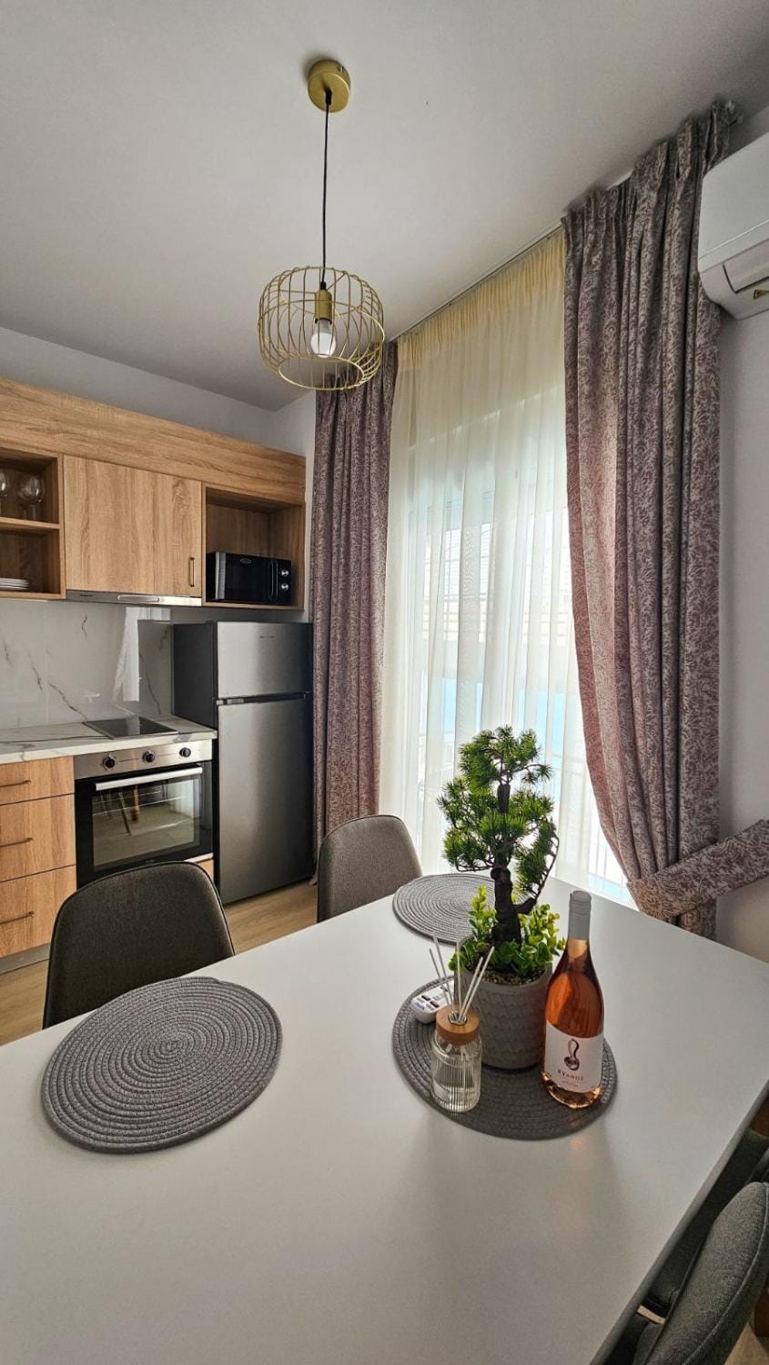Kitchen or kitchenette, Photo of the whole room, Dining area, oven, stove