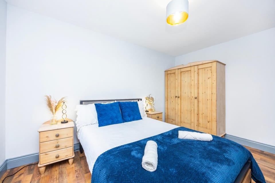 Photo of the whole room, Bedroom, wardrobe