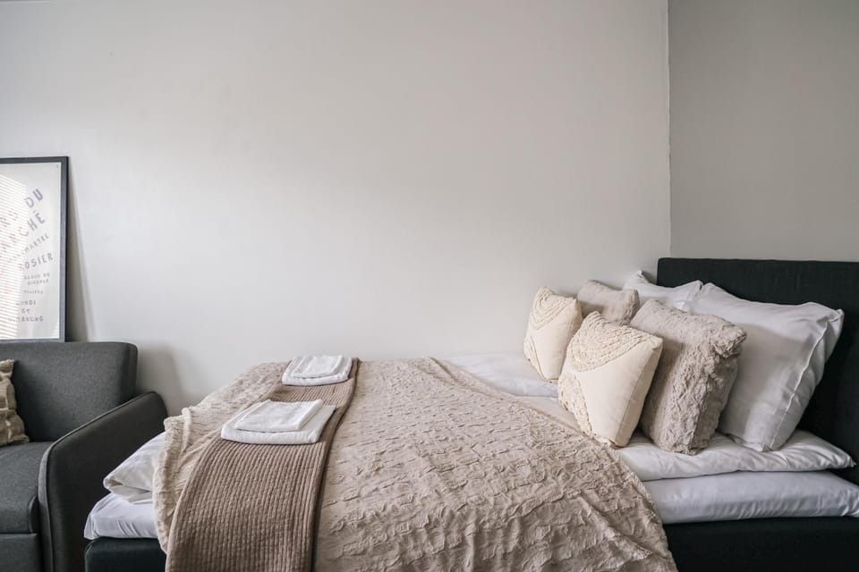 Bed, towels