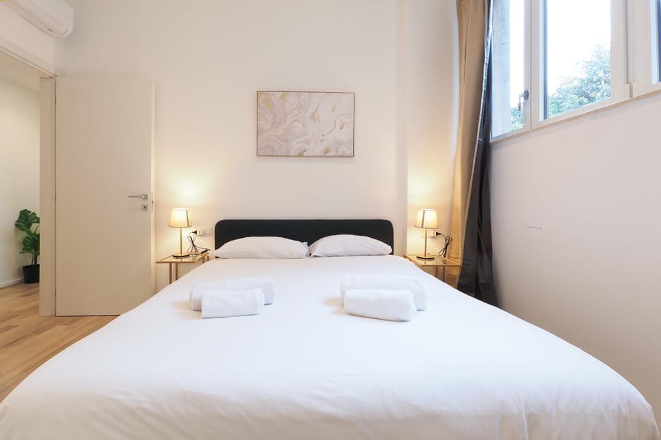 Bed, Photo of the whole room, Bedroom, towels