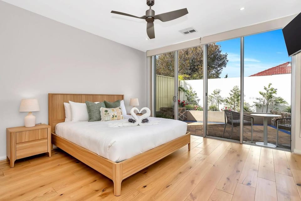 Bed, TV and multimedia, Bedroom
