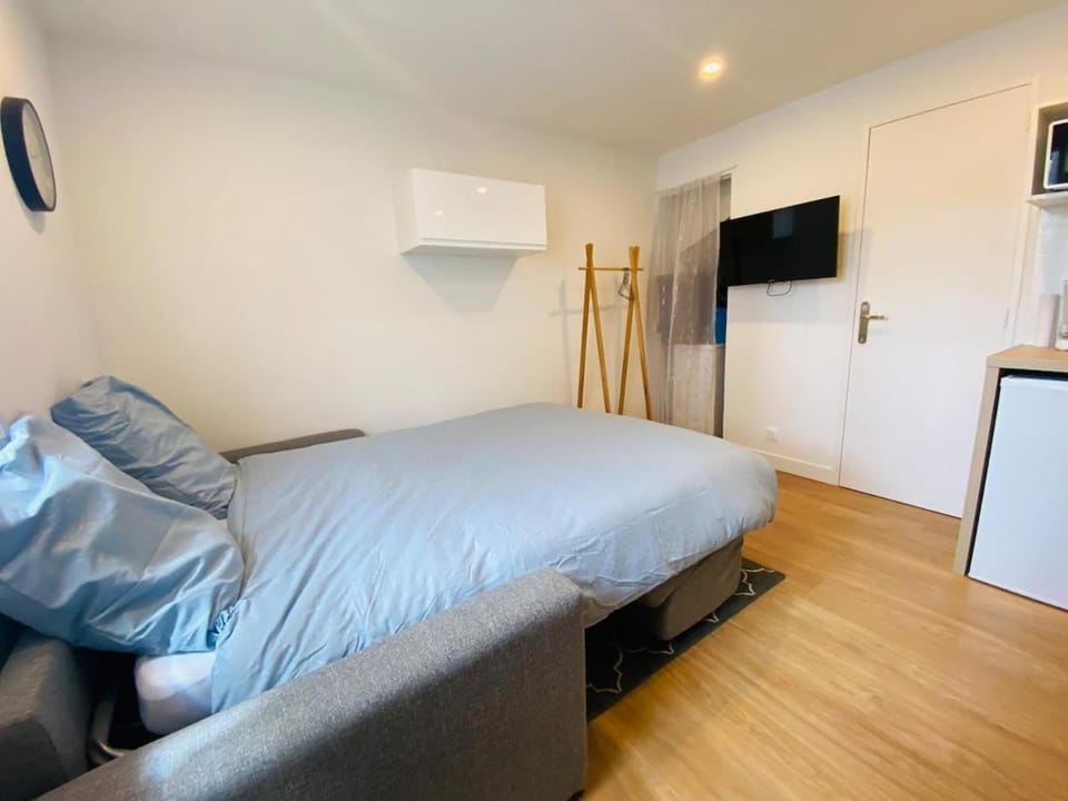 Communal lounge/ TV room, Bed, TV and multimedia, Seating area, Bedroom