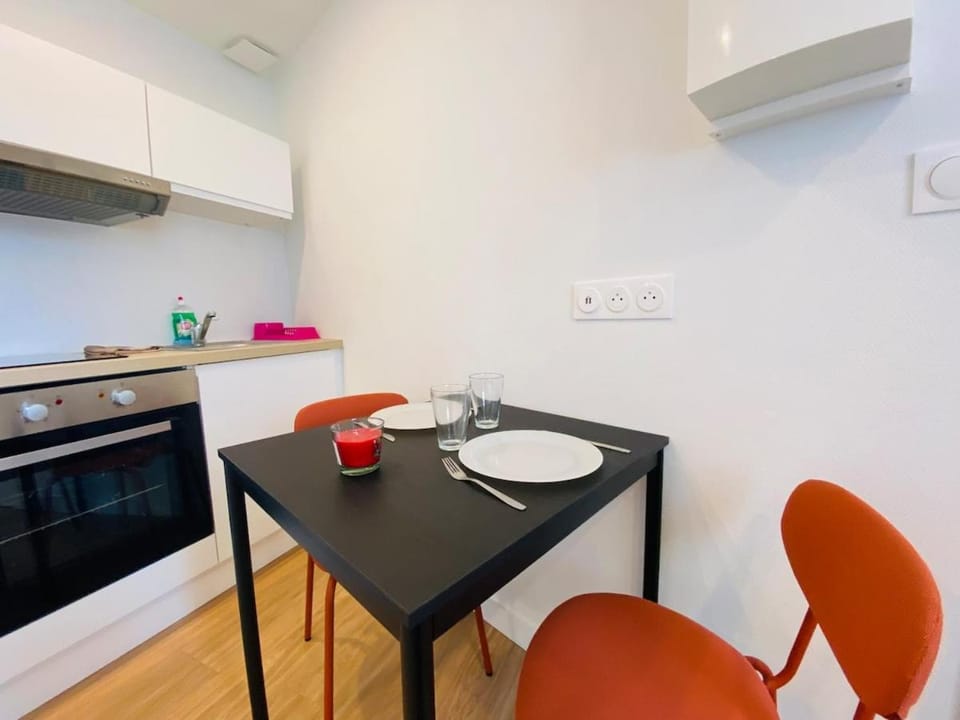 Kitchen or kitchenette, Dining area, oven, stove