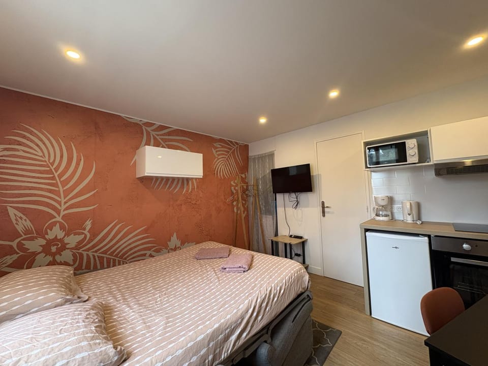 Bed, Photo of the whole room, Decorative detail