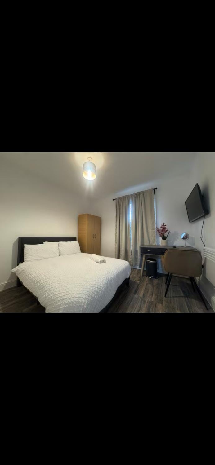 Bed, TV and multimedia, Photo of the whole room, Bedroom